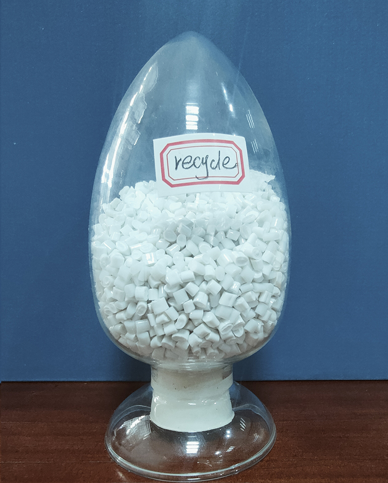 Textil-minőségű, nagy tisztaságú újrahasznosított poliészter chips kötött anyagokhoz